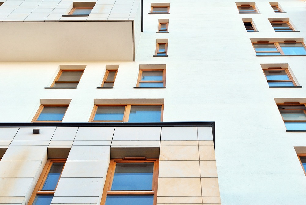 fachada de edificio de apartamentos blanco