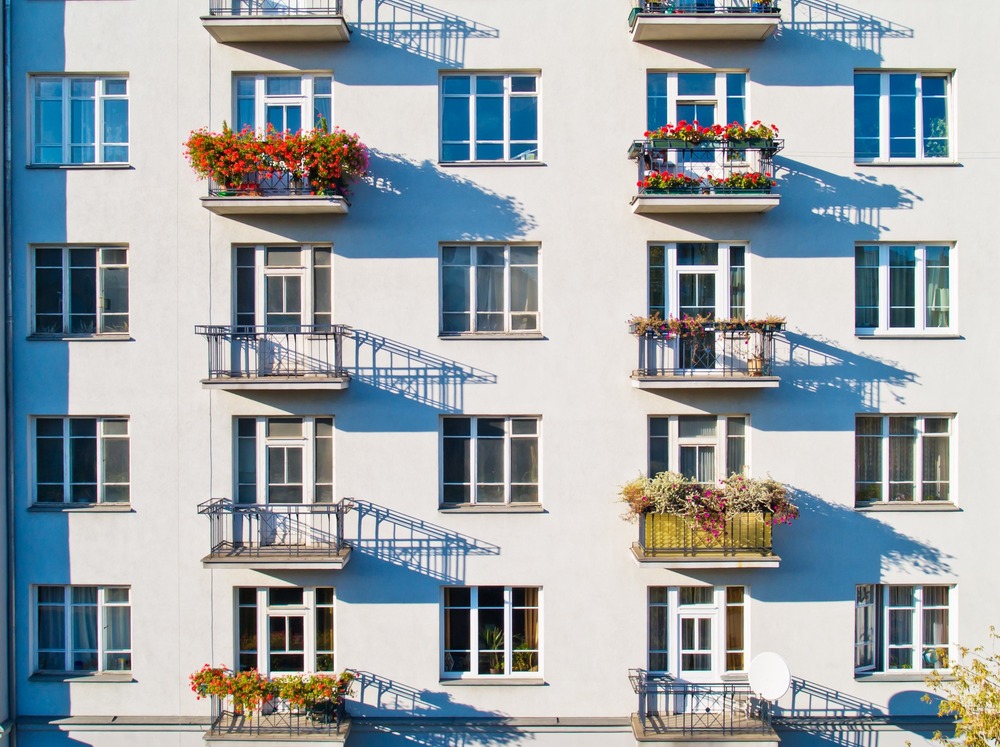 fachada de edificio con balcones de flores