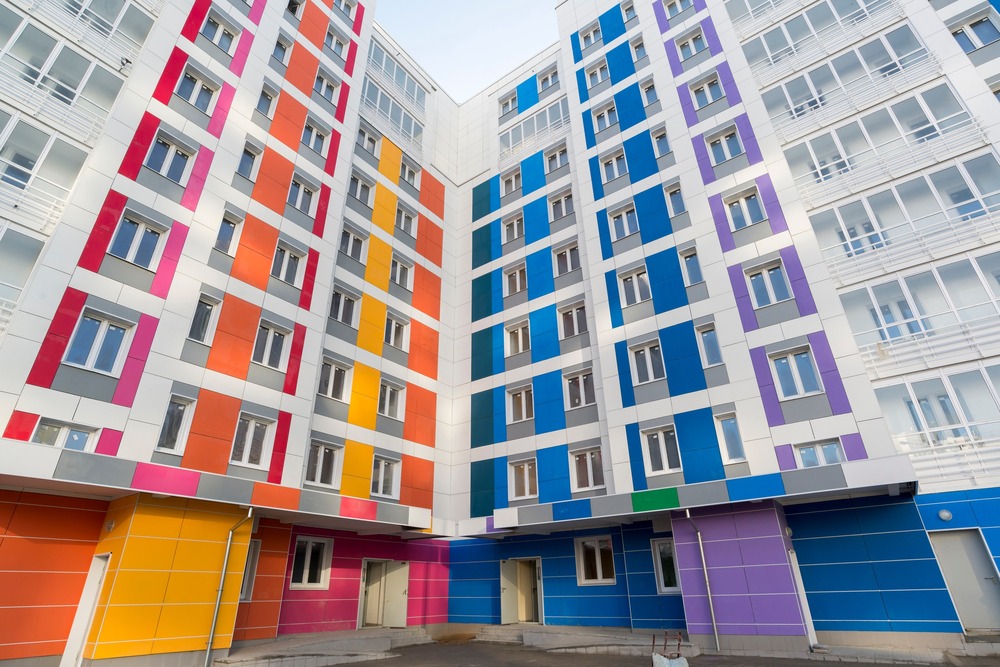 edificio de apartamentos con fachada de colores